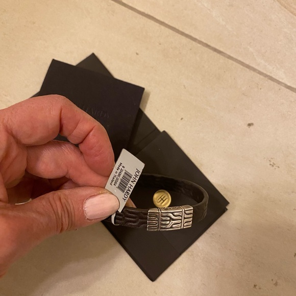 JOHN HARDY LEATHER STATION
BRACELET - Picture 8 of 10